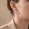 brinco-argola-de-pino-dupla-com-zirconias-baguete-banhado-a-ouro-rodio-prateado-look-4.jpg Brinco Argola de Pino Dupla com Zircônias Baguete Banhado a Ouro Ródio
